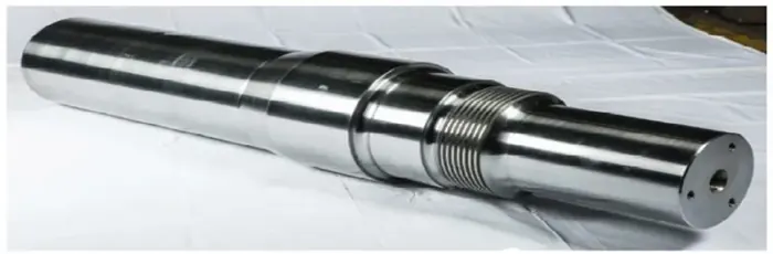 Threaded main shaft for a cone crusher
